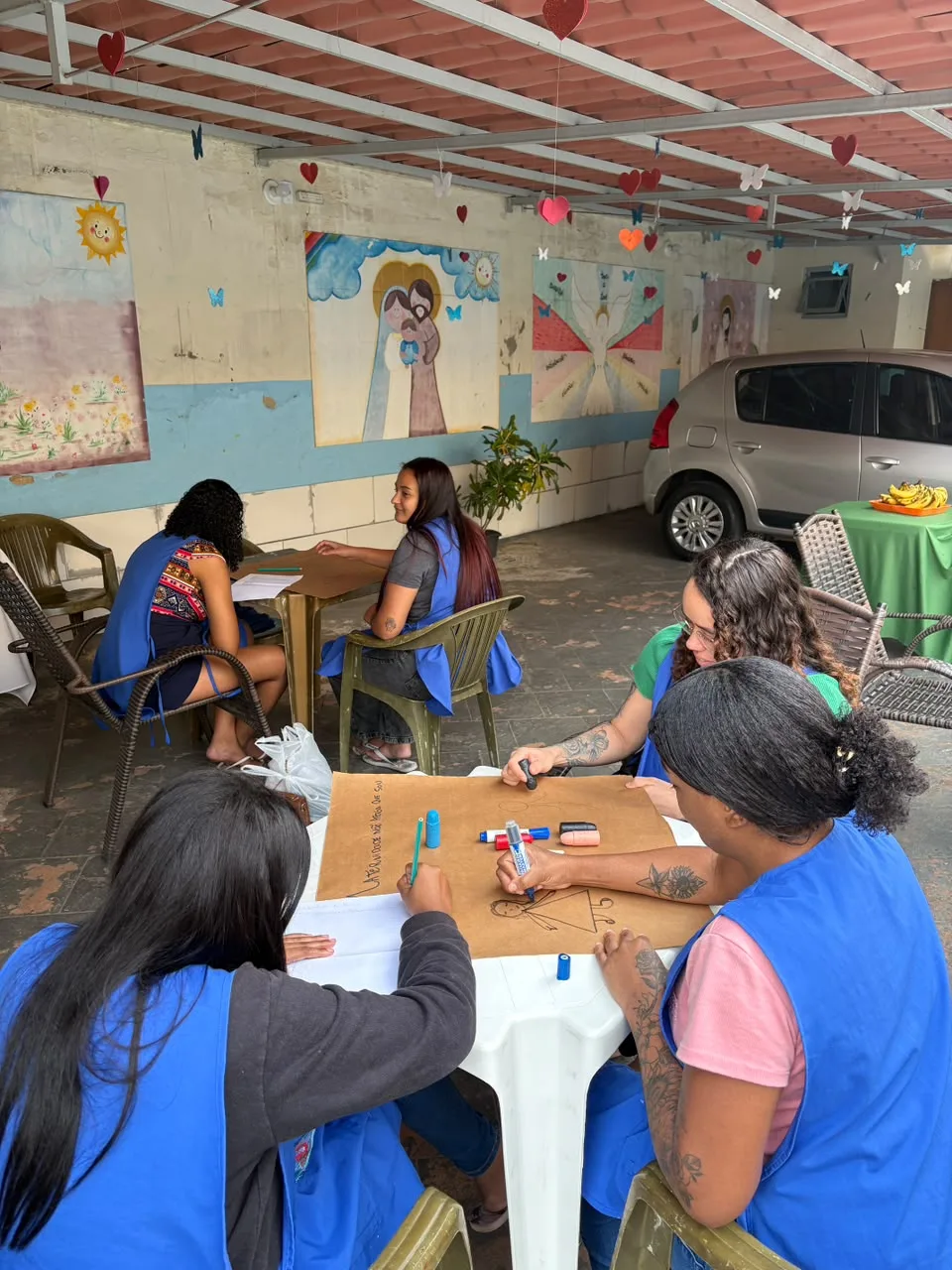 Oficina de arte-terapia com as mães da Casa Mãe