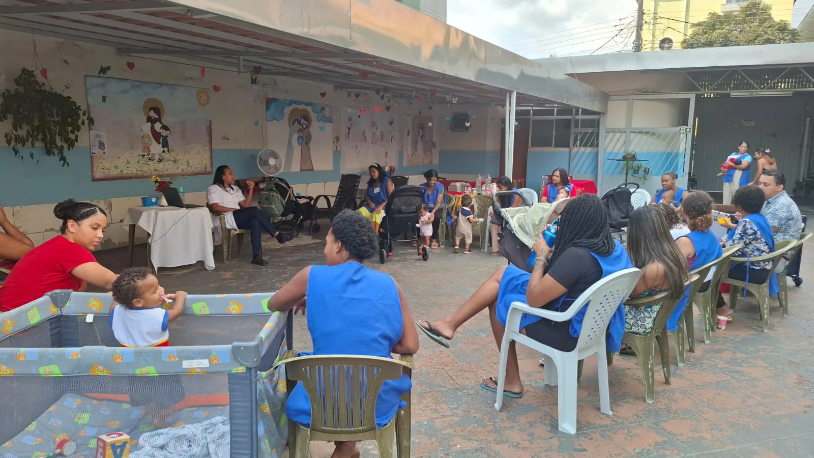 Crianças e mães em atividade na Casa Mãe